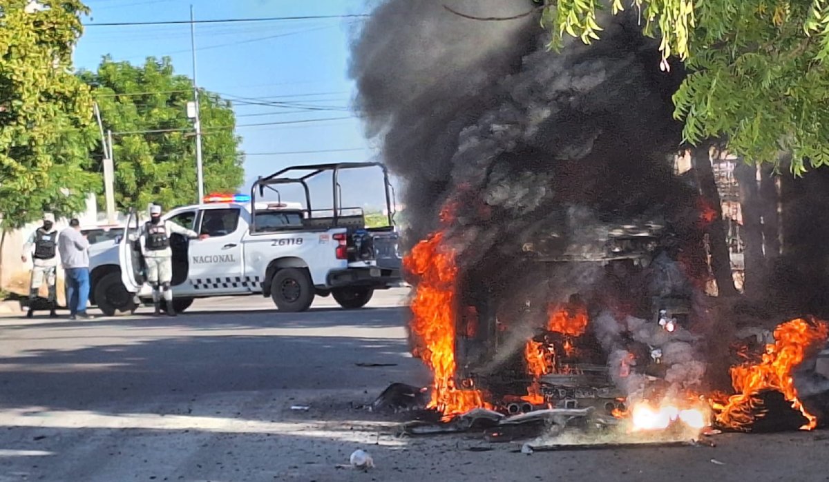 Se incendia camioneta todo terreno en el sector Barrancos de Culiacán
