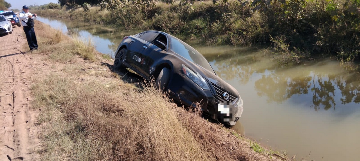 ¿Y el conductor? Localizan automóvil por el bordo del Canal 27, en Tapachula, Guasave