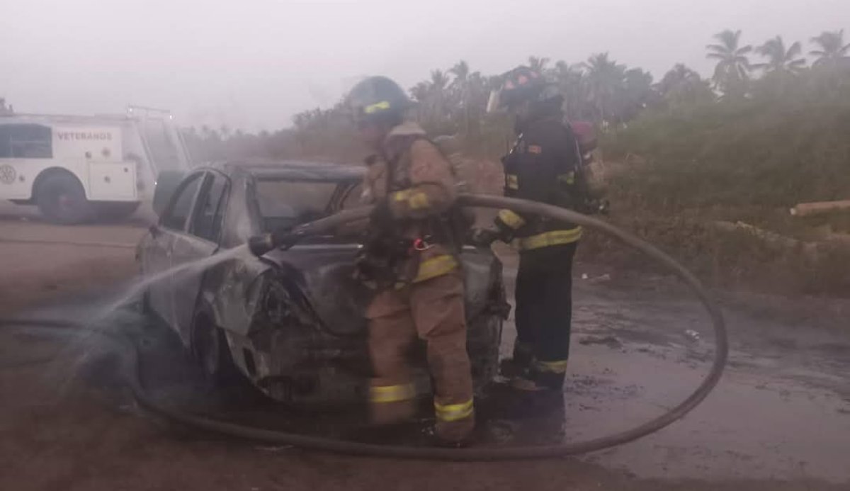 Se incendia automóvil en la Isla de la Piedra en Mazatlán