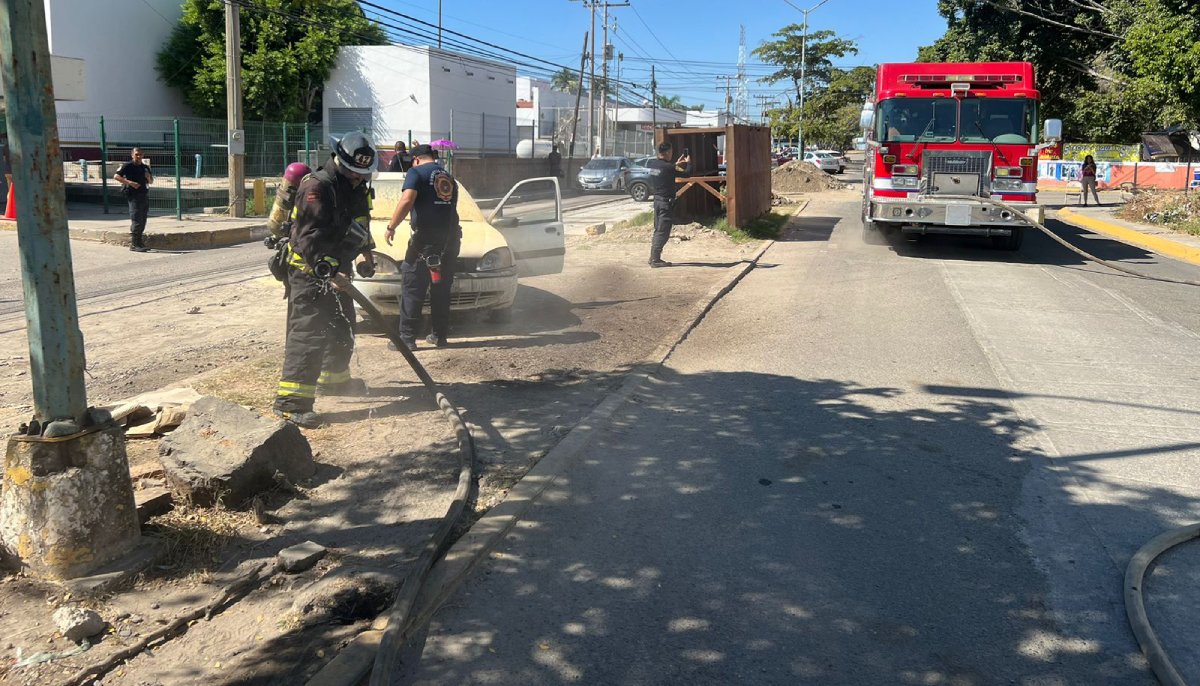 Se incendia un vehículo tras falla mecánica frente a la clínica del Issste en Mazatlán