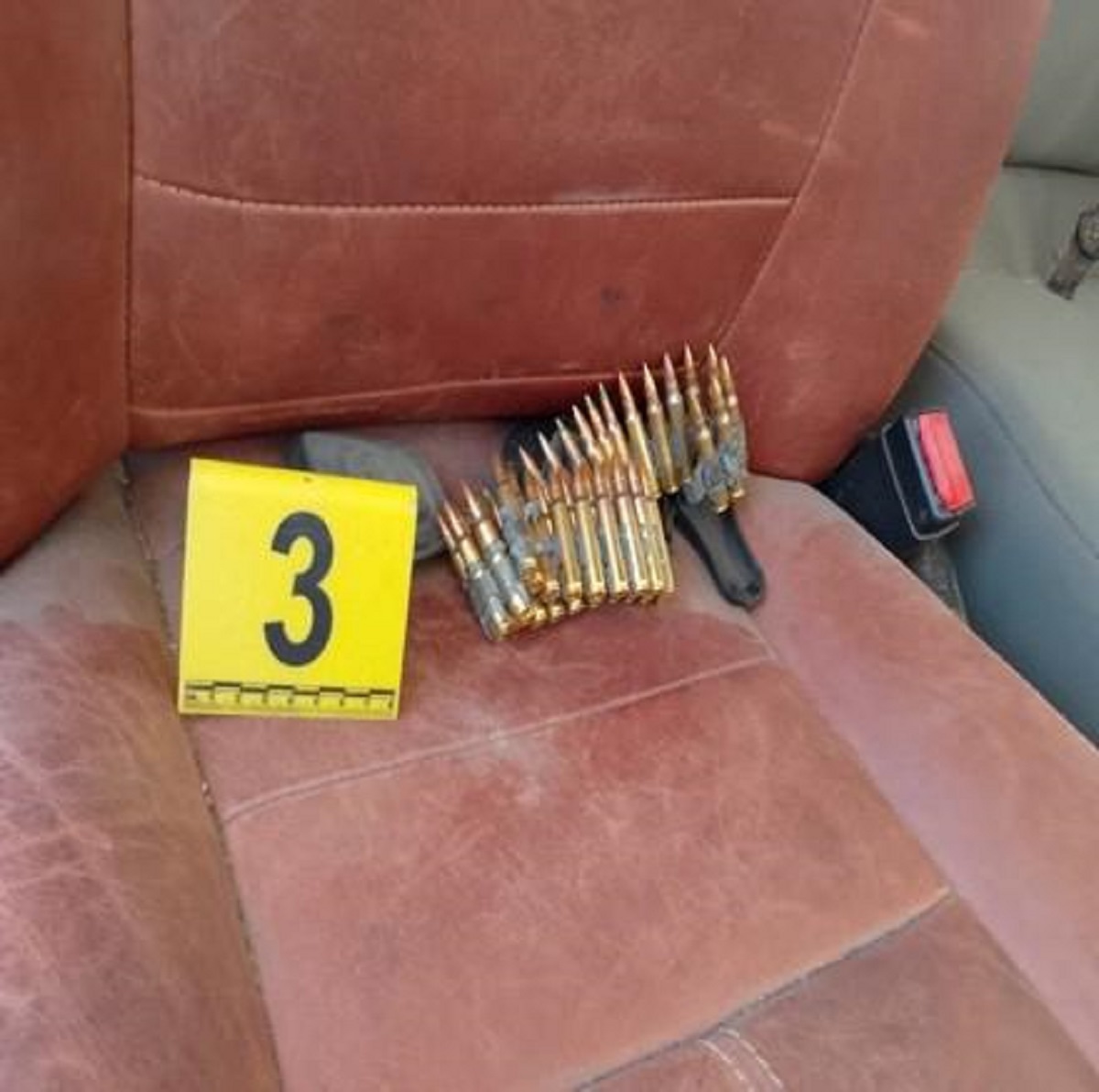 Aseguran cartuchos, cargadores y un vehículo blindado, en Guamúchil