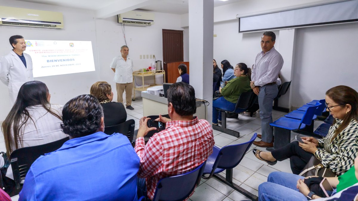 A puerta cerrada sesionan autoridades de salud sobre el dengue; alcaldesa de Guasave alerta a limpiar patios