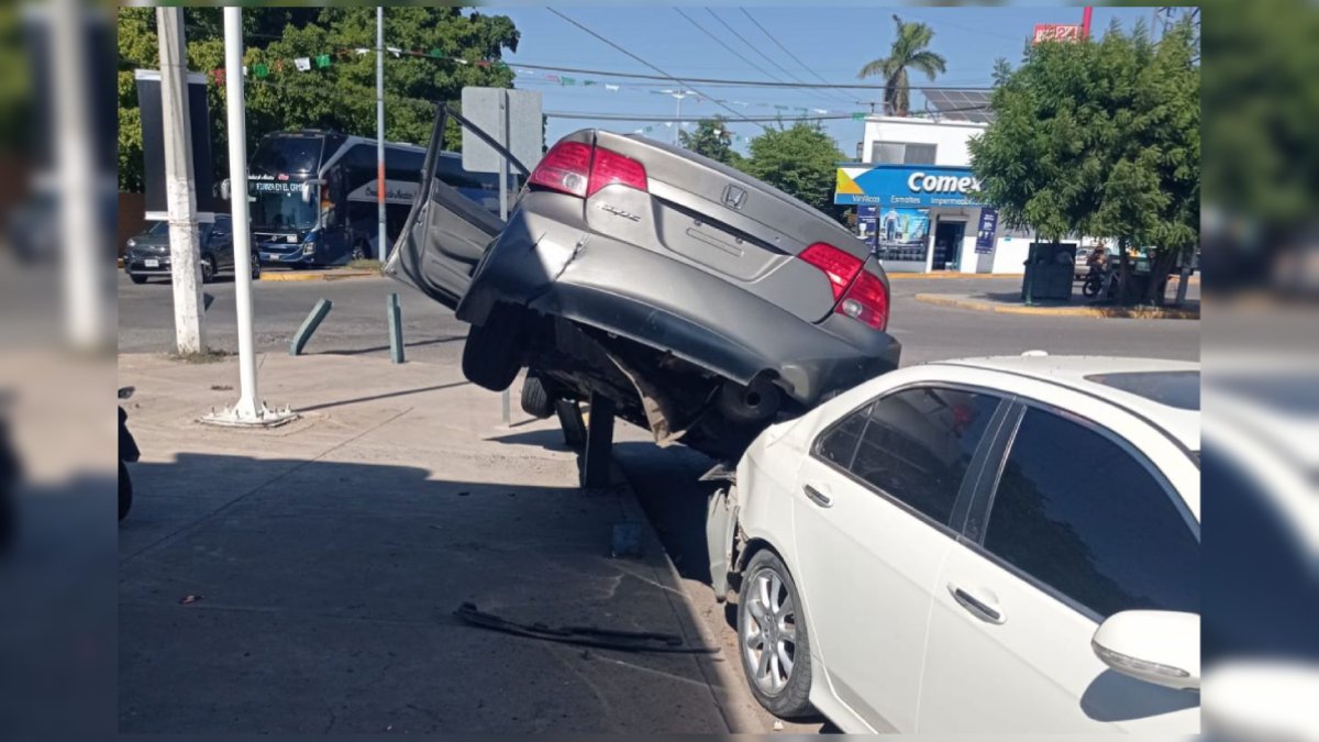 Por maniobras en reversa, adulto mayor provoca aparatoso choque en Guasave