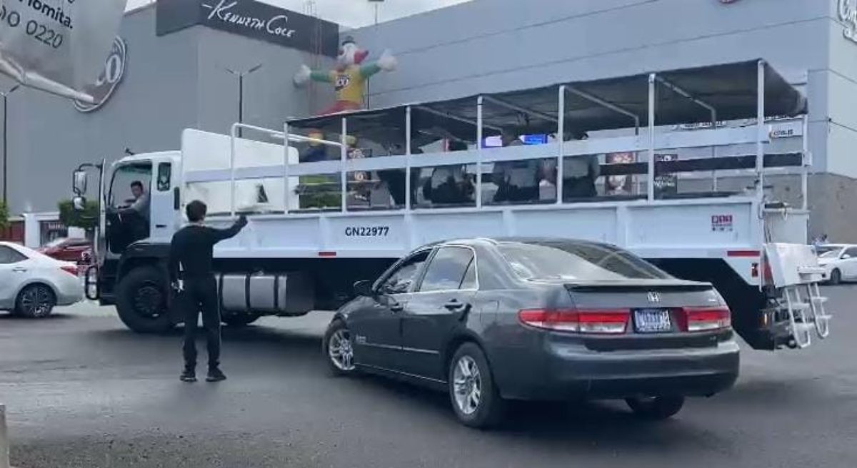 Choca camión de la Guardia Nacional contra automóvil en Culiacán