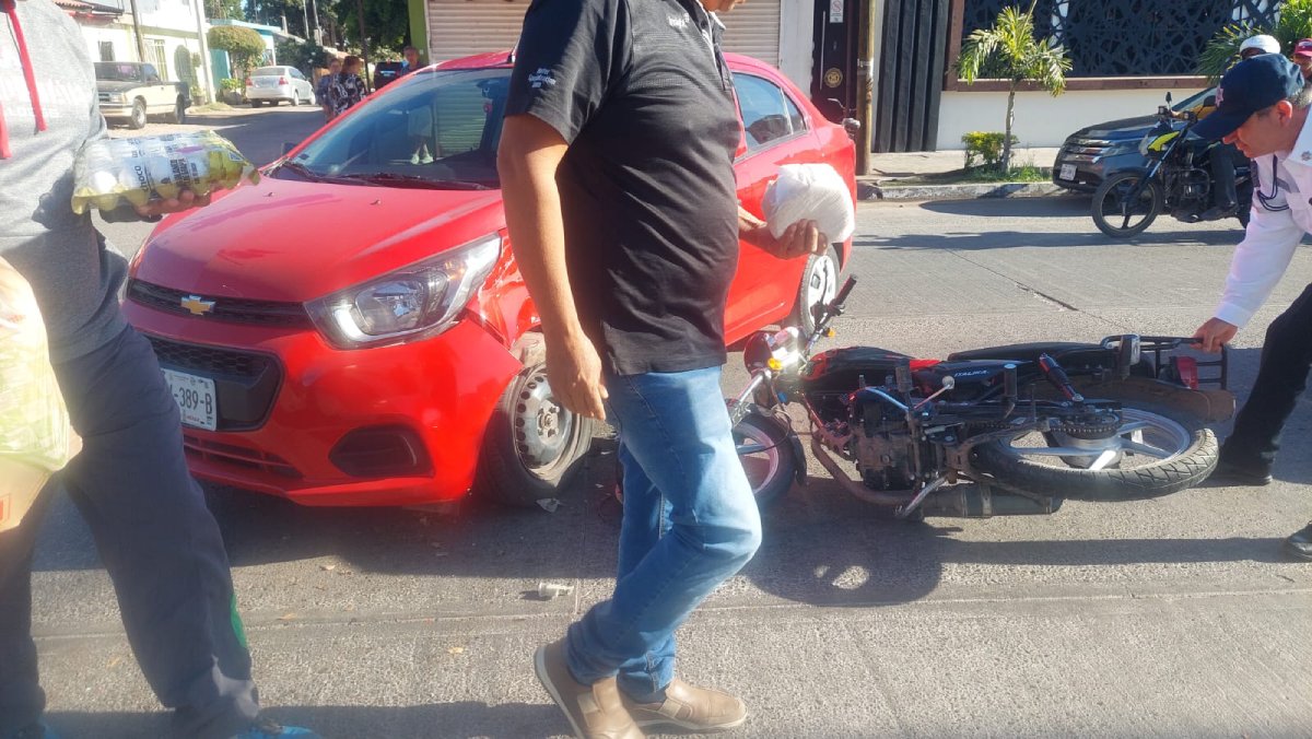 Motociclista resulta con lesiones tras impactarse contra una camioneta al sur de la ciudad de Los Mochis