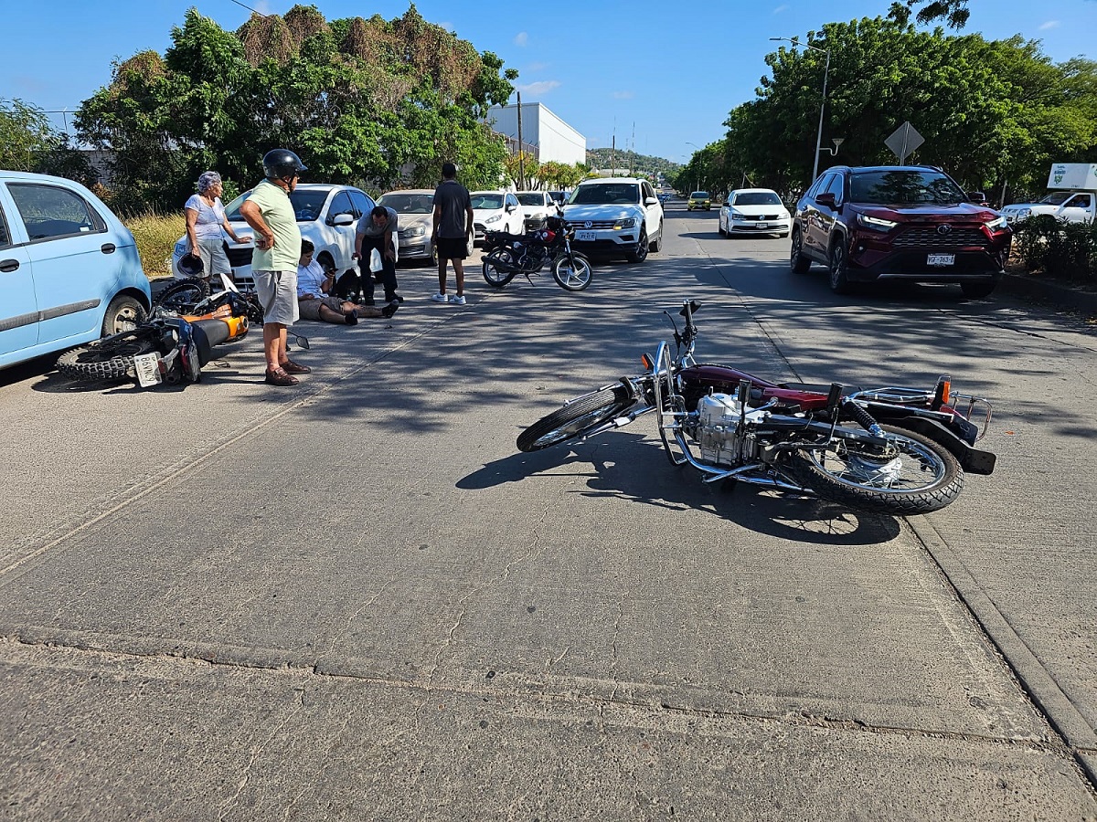 Choque de dos motocicletas deja una persona lesionada en el Libramiento 2 en Mazatlán