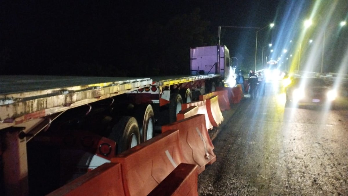Tráiler choca contra el muro de contención sobre la México 15, en Guasave y deja fuerte caos vial