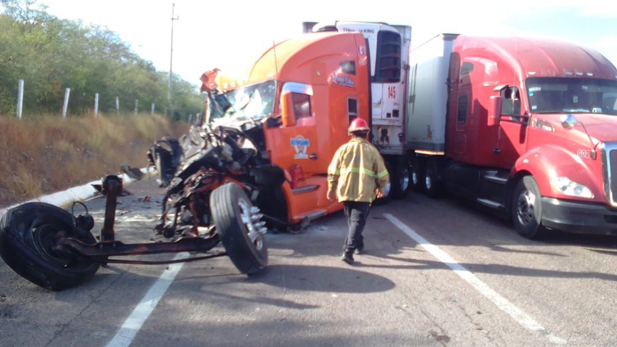 Choque de tráiler sobre la autopista Benito Juárez genera congestionamiento vial; no hay lesionados