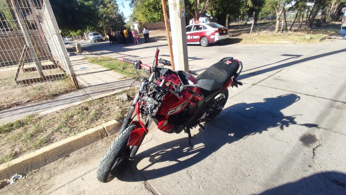 Choque de moto contra auto en Prados del Sur, en Los Mochis, deja una persona lesionada