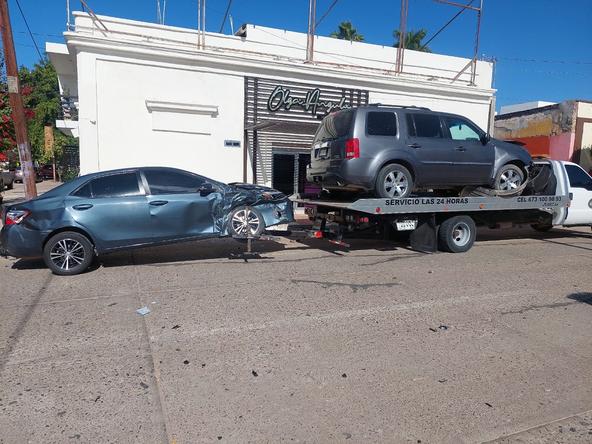Fuerte choque por el bulevar Rosales, en Guamúchil, deja a una persona lesionada