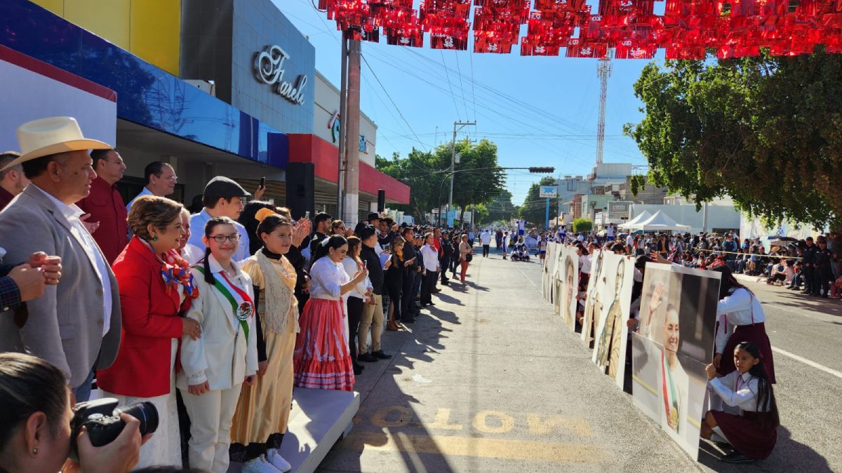 Claudia Sheinbaum en el desfile de Guasave; la ETA 4 la representa