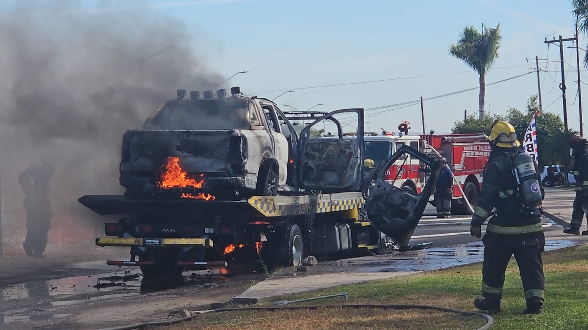 ¡La quemaron! Sujetos armados le prenden fuego a grúa con todo y camioneta en la salida norte de Culiacán