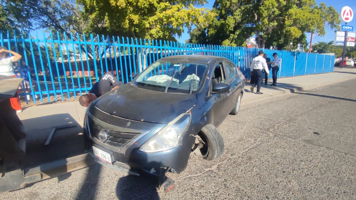Joven conductora se estrella contra la cerca de una preparatoria en Los Mochis