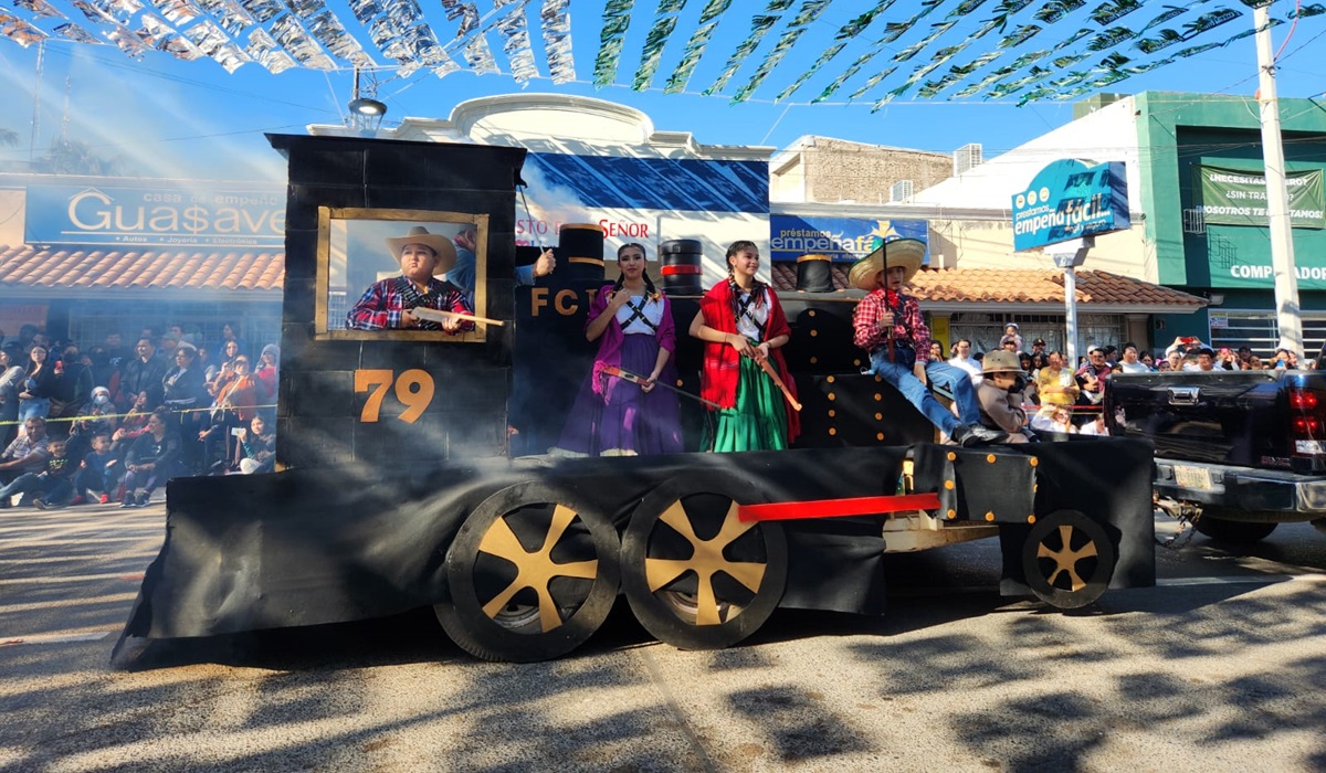 Emotivo y vistoso desfile de la Revolución Mexicana en Guasave; duró casi 5 horas