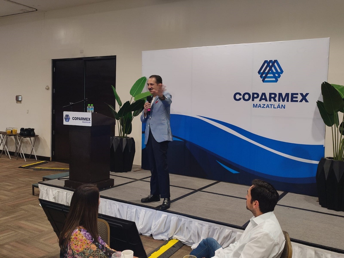 Prepararse y no improvisar en México, aconseja el periodista Jorge Zarza en conferencia con la Coparmex