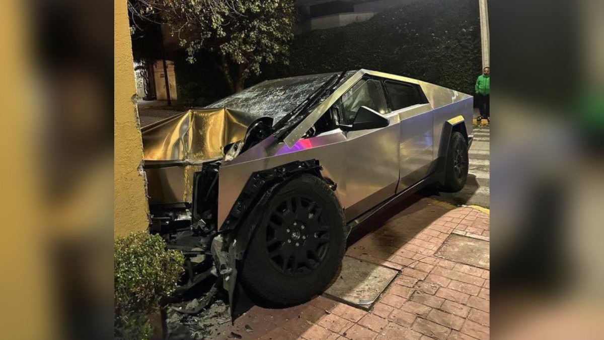 ¿Se quedó dormido el conductor? Cybertruck choca contra cochera en CDMX (imágenes)