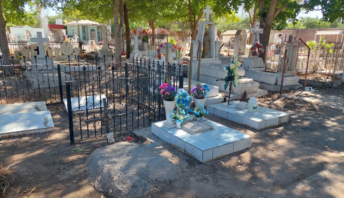 “Ahora donde le voy a llorar”; desaparecen las tumbas de sus tres hermanitos en el panteón de Los Mochis