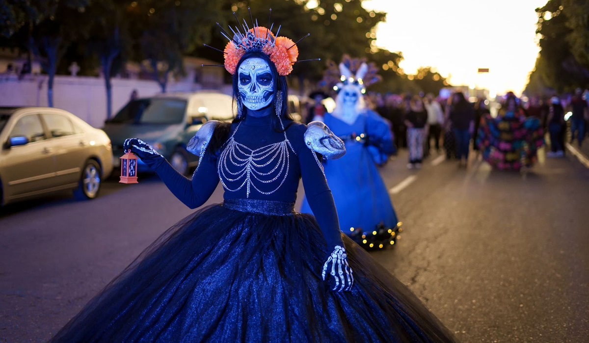 Catrinas recorren las calles de Guasave en velada cultural por el Día de Muertos