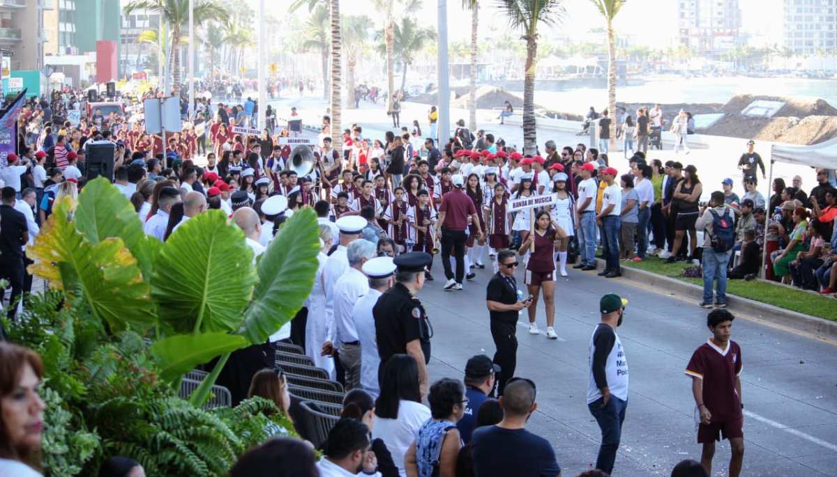 Colorido desfile revolucionario reúne a miles de personas sobre Avenida Del Mar en Mazatlán