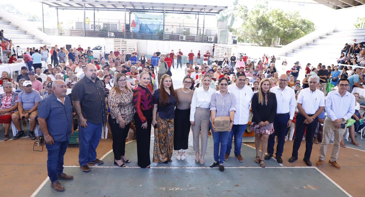Entrega alcaldesa Estrella Palacios despensas a familias vulnerables de Mazatlán