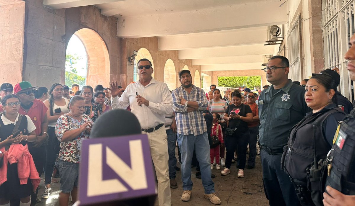 ¡Apoyos y vivienda digna! Reclaman desplazados en el Ayuntamiento de Mazatlán