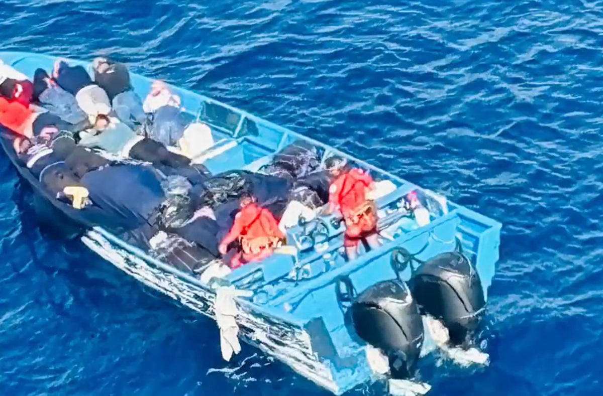 ¡Detienen a 9! Marina descubre y asegura más de 3 mil kilos de cocaína en embarcación, en Guerrero