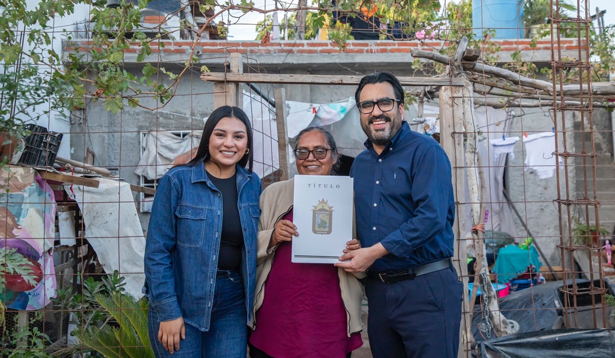 “Ahora sí ya es nuestra casa”; Juan de Dios Gámez entrega títulos de propiedad en Las Coloradas