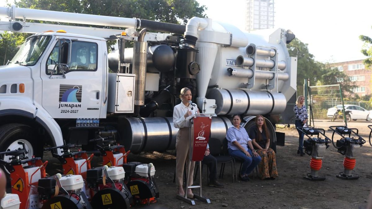 Con 3.8 MDP en inversión, entrega Estrella Palacios nuevo vactor y equipamiento para bacheo a Jumapam