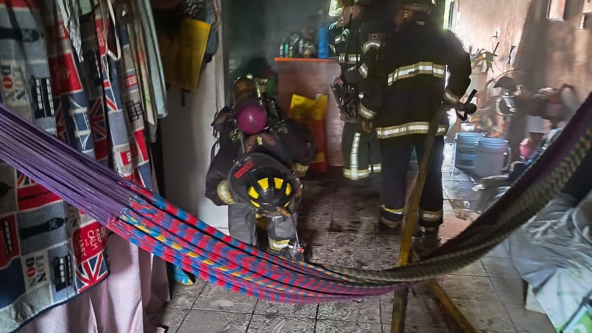 Gobierno de Mazatlán da asistencia a familia afectada por incendio en la colonia Allende