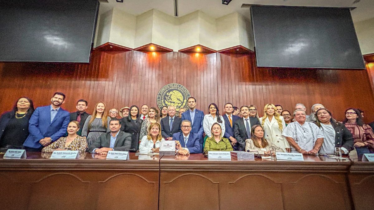 Feliciano Castro entrega el Tercer Informe de Gobierno de Rubén Rocha Moya al Congreso de Sinaloa