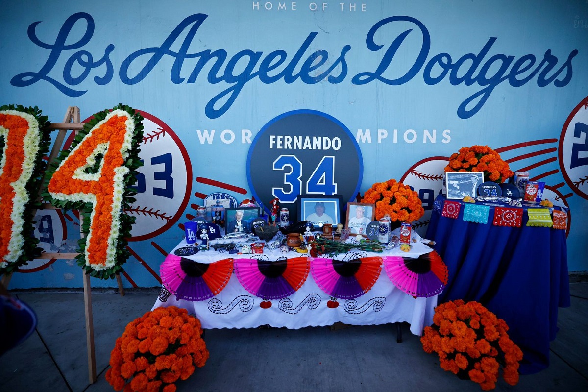 “Fernando, esto es para ti”: Dodgers dedican campeonato a ‘El Toro’ durante festejo en Dodger Stadium