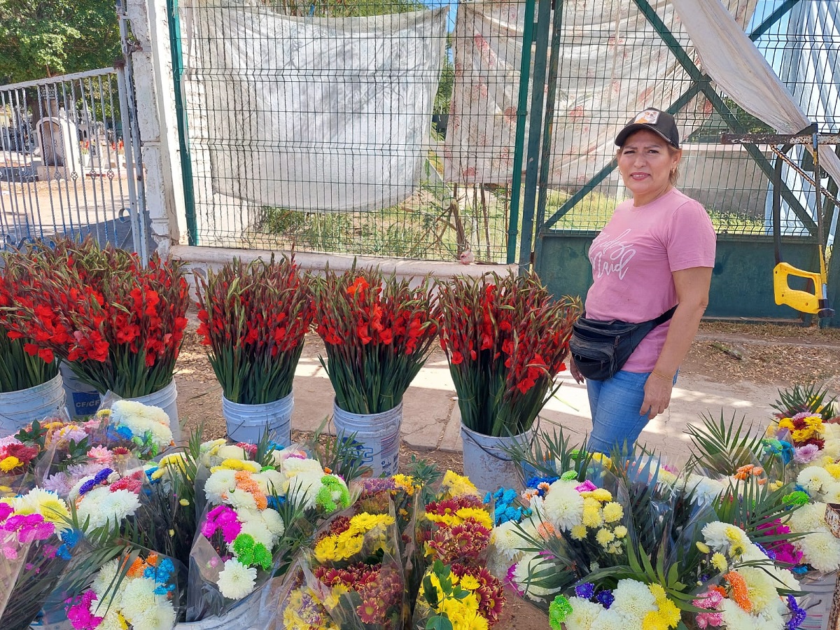 Buenas ventas registran vendedores de flores en los panteones de Los Mochis