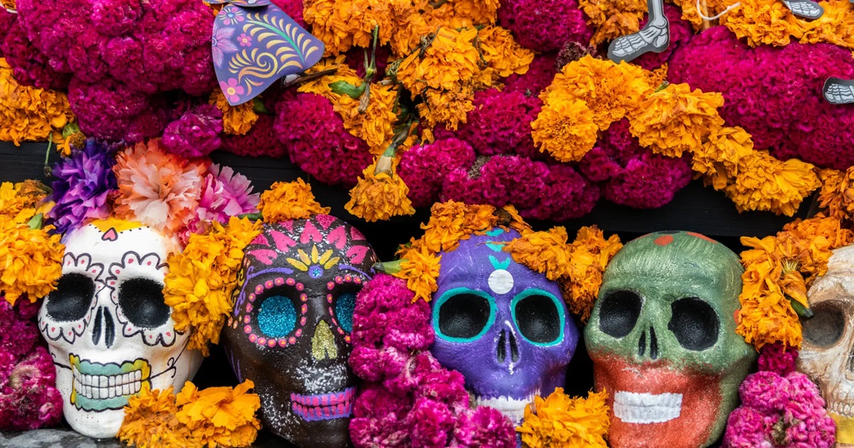 Flores y calaveritas del Día de Muertos