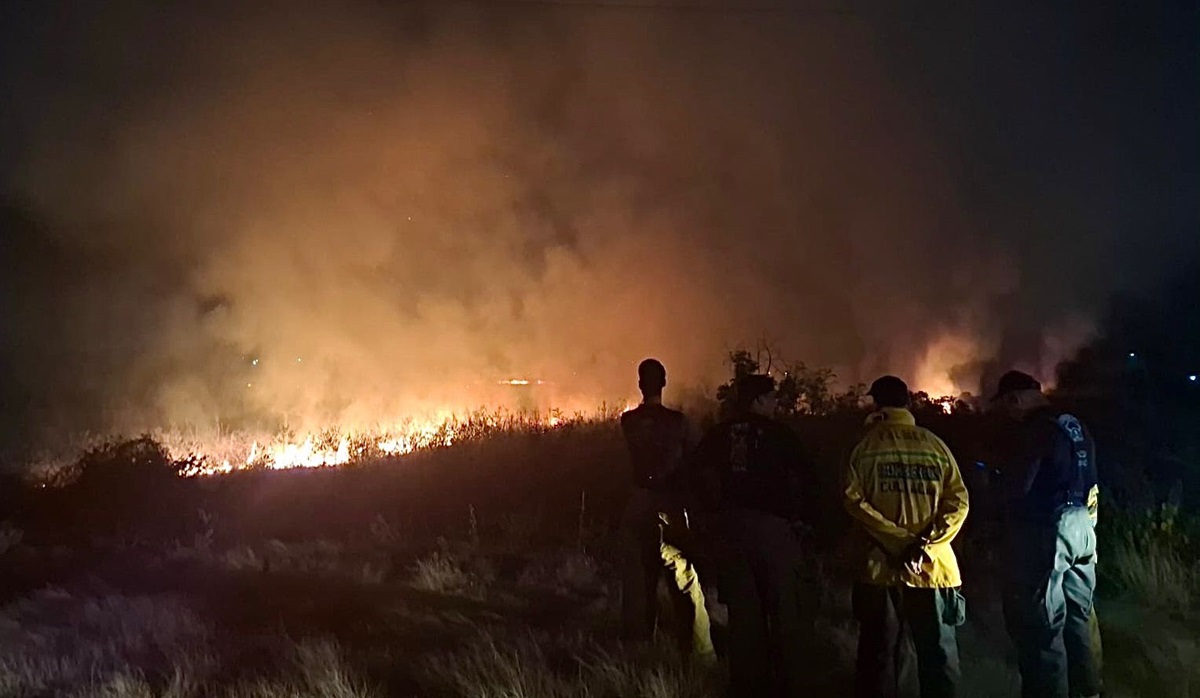 Fuerte incendio de maleza provoca movilización de bomberos en Valle Alto, en Culiacán