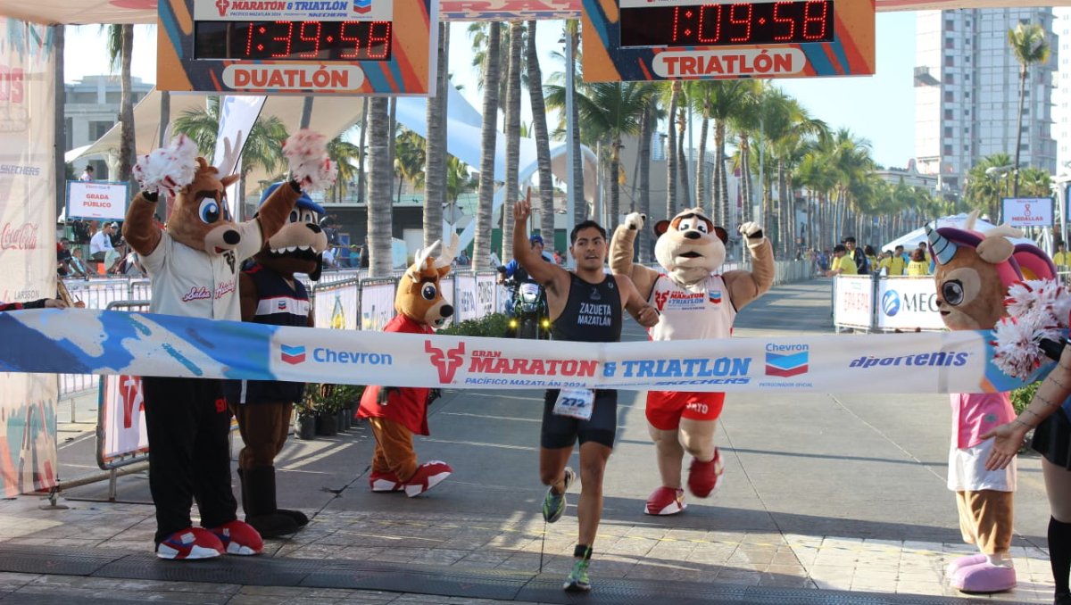José Luis Zazueta y Katia Flores se coronan campeones del Gran Triatlón Pacífico Mazatlán 2024