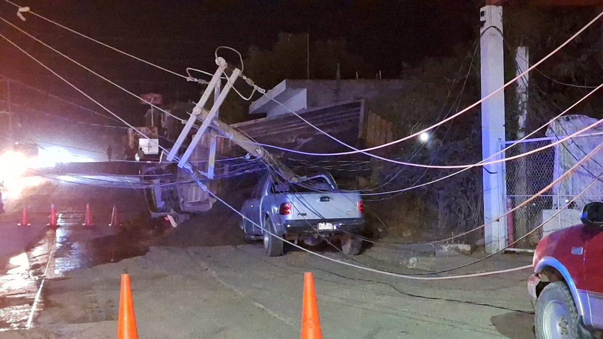 Góndola se queda sin frenos y tumba poste de la CFE en Las Coloradas, en Culiacán