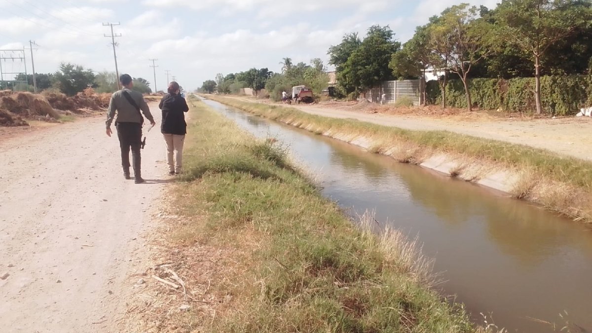 Atado de pies encuentran a un hombre sin vida en canal de Rancho California, Guasave