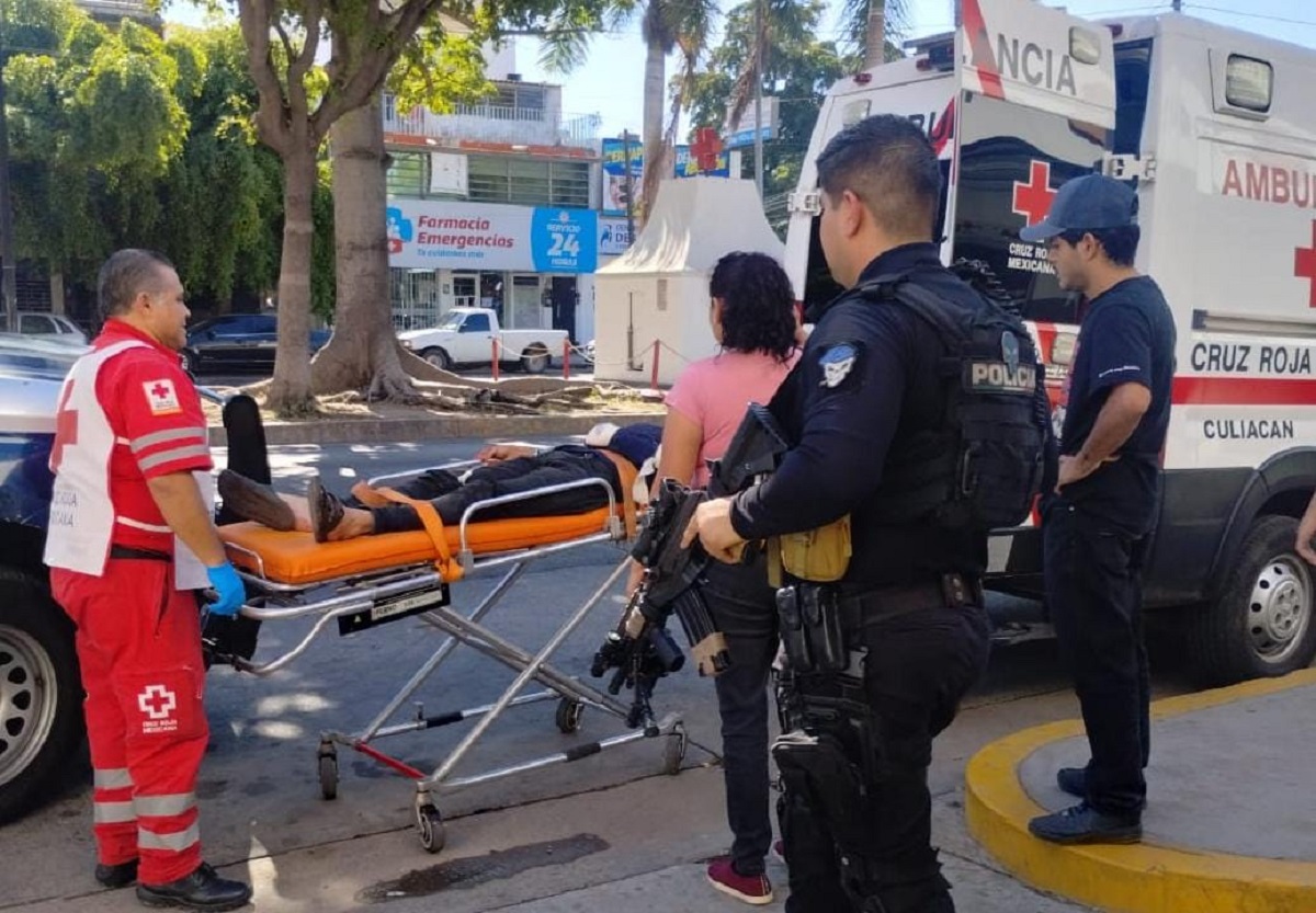 Con un balazo ingresa a la base de Cruz Roja de Culiacán un joven