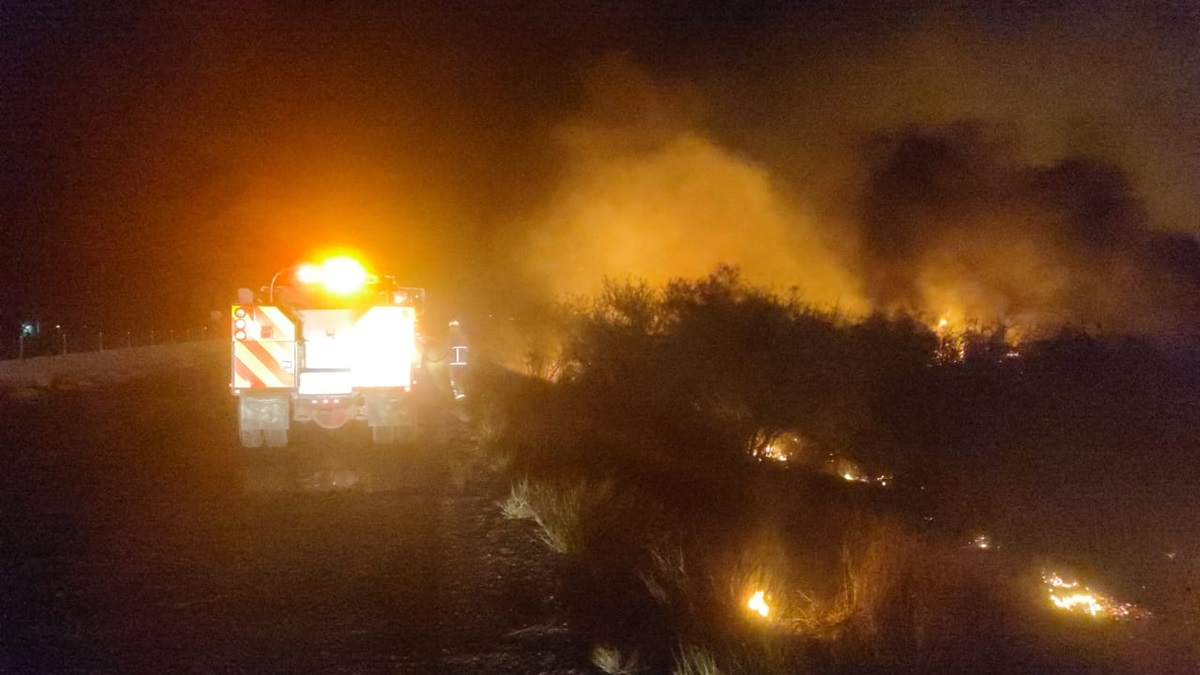 Incendio de maleza sobre la carretera México 15 en Guasave moviliza a los cuerpos de auxilio
