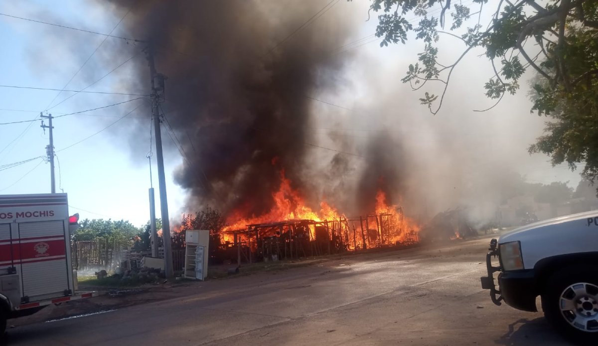 Voraz incendio arrasa con 7 viviendas en la invasión Las Cerezas, en Los Mochis