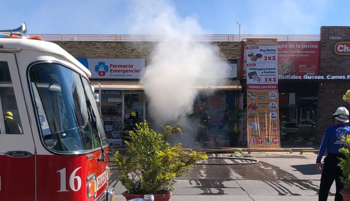 ¡Se quema todo! Se incendia papelería en Valle alto, Culiacán