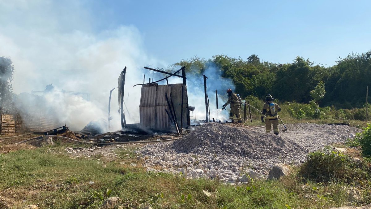 Incendio consume dos viviendas de madera en invasión de Mazatlán
