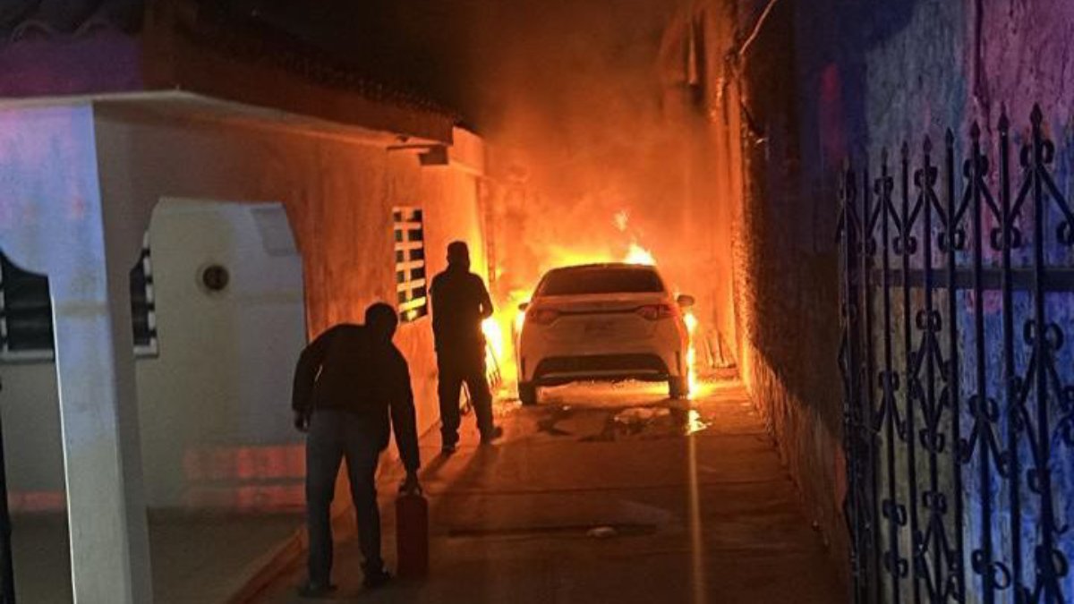 Se incendia vehículo en el patio de una vivienda en Guasave