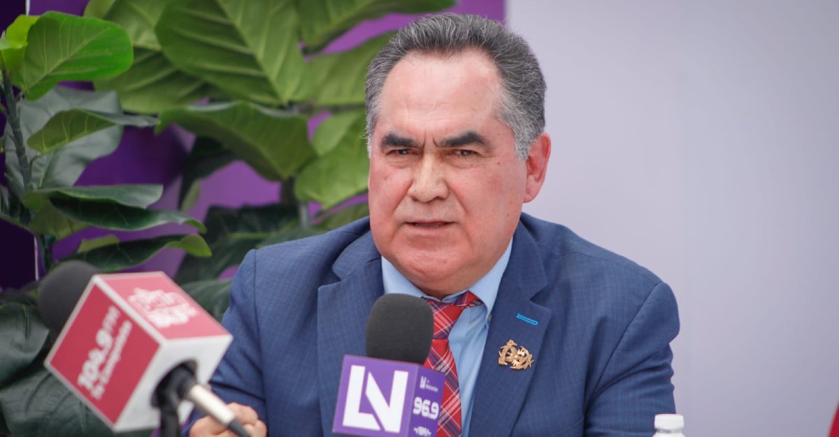 Llega el rector de la UAS al tercer informe del gobernador; Rocha lo saluda en el Pleno