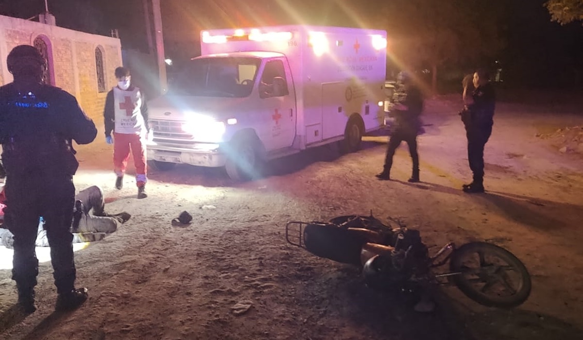 Joven mujer pierde el control de su motocicleta y sufre fuertes lesiones en Juan José Ríos