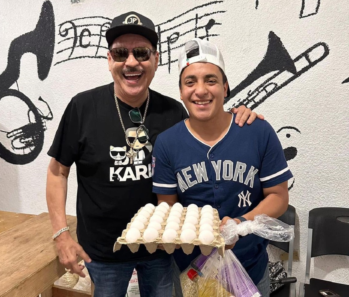 ‘Con la de Puebla’, Julio Preciado cumple y reparte despensas entre músicos de Mazatlán