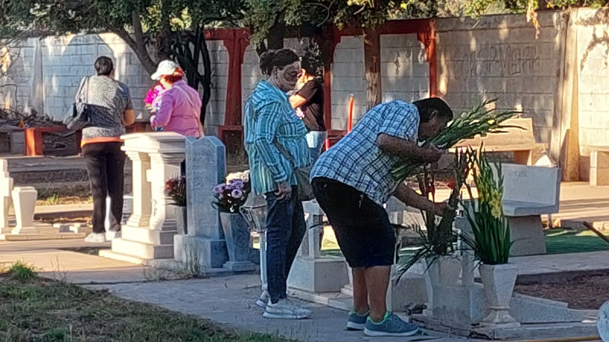 Panteones se visten de tradición y recuerdo al conmemorarse el Día de Muertos