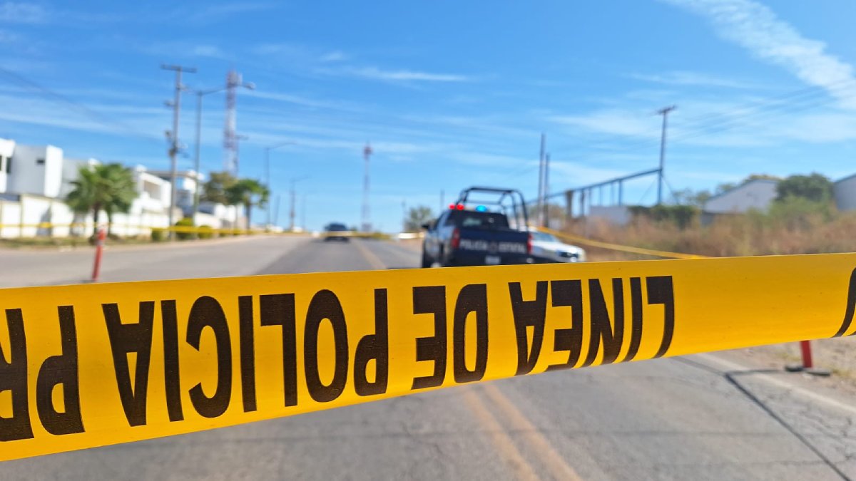 Cubierto con hules negros y en medio de la carretera a Sanalona, encuentran ejecutado un hombre en Culiacán