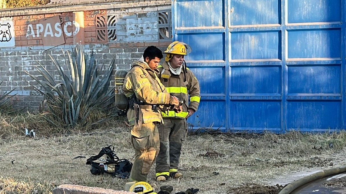 Después de más de dos horas, logran apagar incendio en recicladora de plástico en Guasave