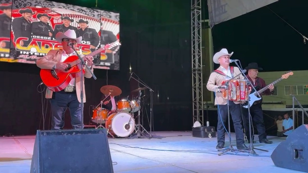 Le cantan a Mazatlán Los Internacionales Cadetes de Linares en la Expo Feria Canaco 2024